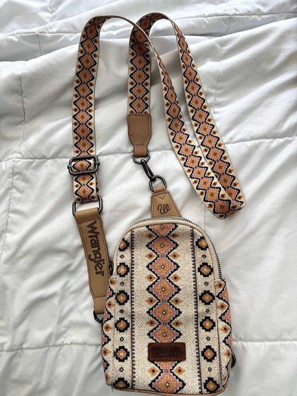 Wrangler Geometric Crossbody Bag in Cream & Pink